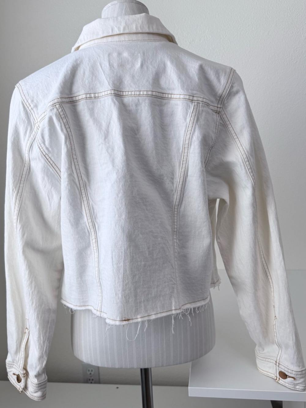 Universal Thread Goods Co. Off White Raw Hem Cropped Denim Jacket - Size M EUC - Picture 5 of 14